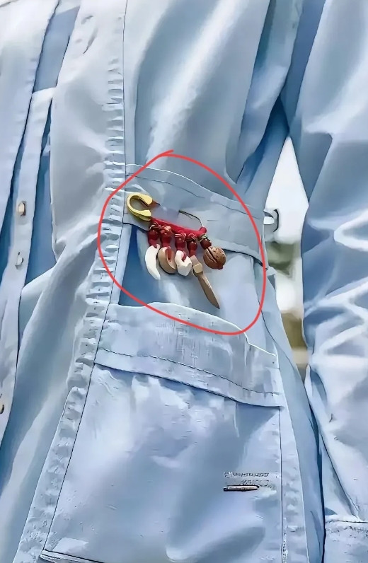 一男子到医院打点滴，发现女护士衣服上挂着奇怪物品，便想询问清楚。没想到女护士忙完