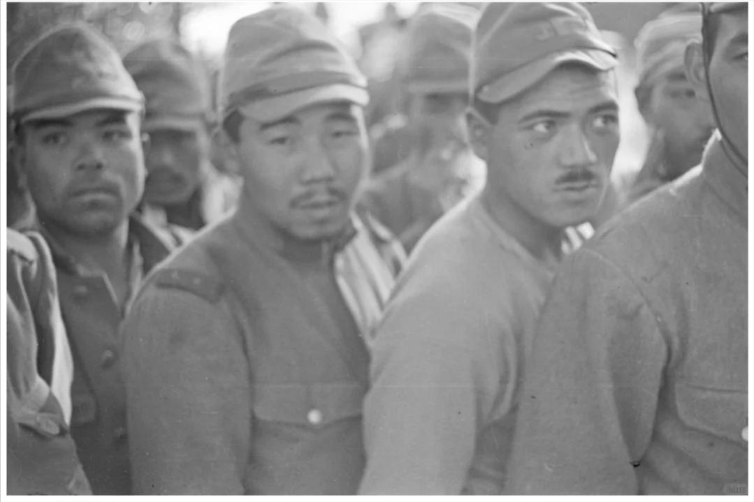1937年，淞沪战场上，美国记者镜头里日军真实的一瞬间，有一种被骗上战场后侥幸活
