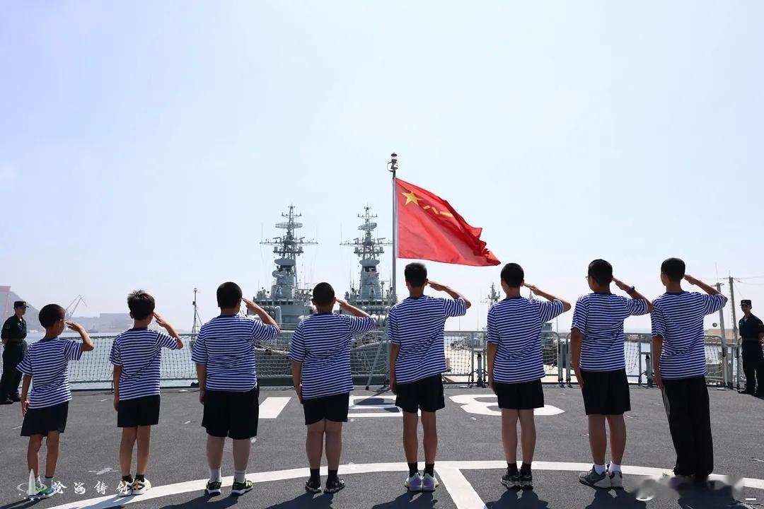 851毕昇舰，后面是521嘉兴舰和524三明舰​​​