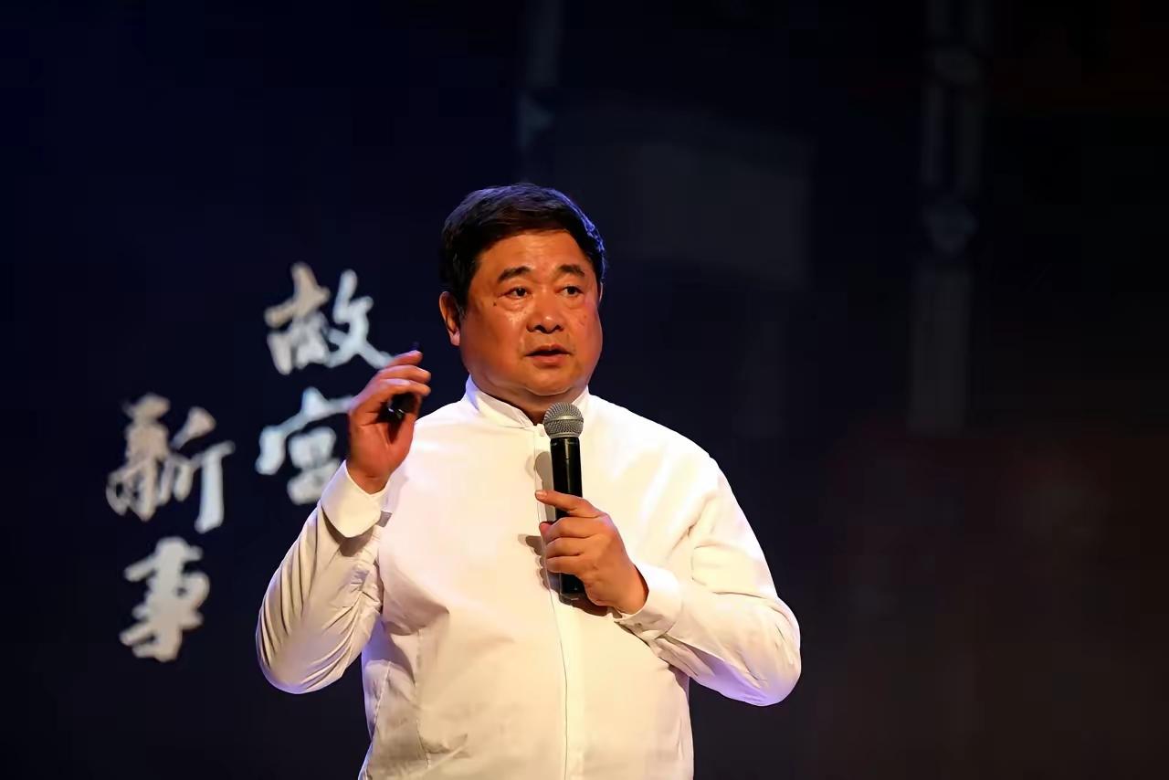 故宫院长单霁翔第一次去库房，旁边跟着两个虎背熊腰的保安，单院长说：“不用陪我。”