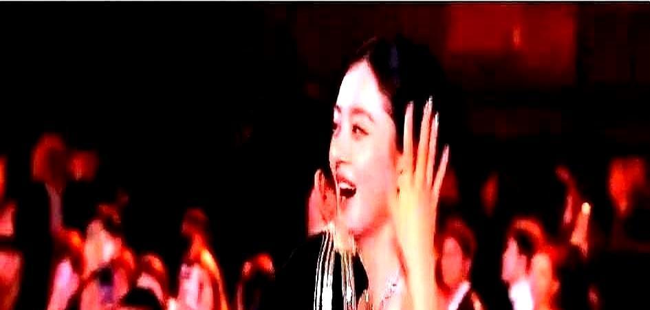 赵丽颖递出这张名片，半个娱乐圈都得起立。没滤镜，不炒CP，就凭她眼神里那股狠劲儿