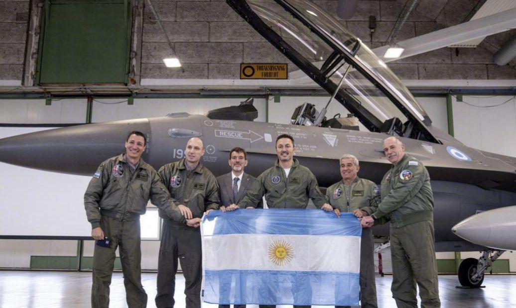 阿根廷空军装备了F-16BM战斗机，这是阿根廷花了3个多亿的美元进行购买的，其战