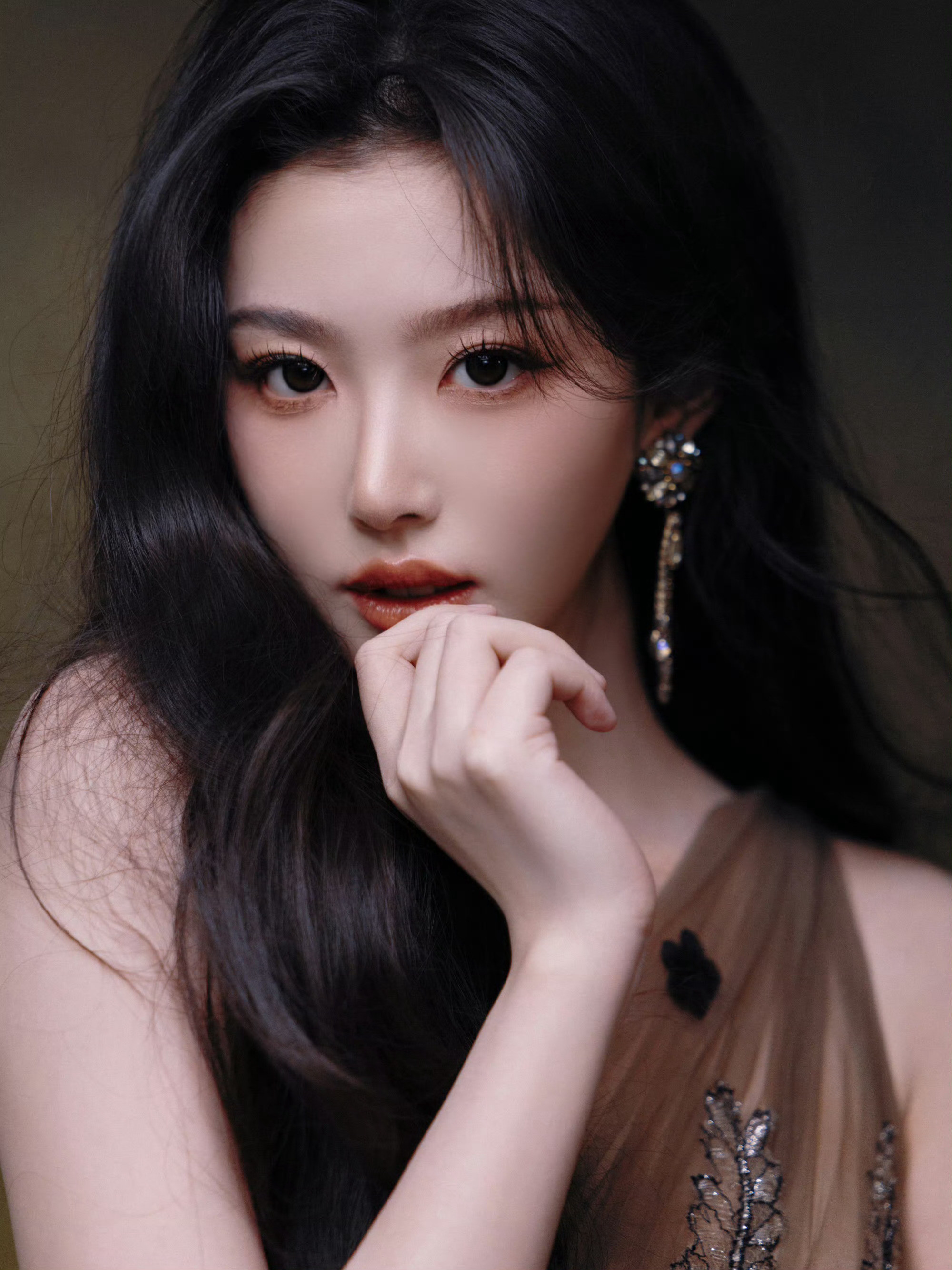 孔雪儿这个妆造头发好美好大气!没有什么错可挑了星光大赏照着这个水平来可以吗!!