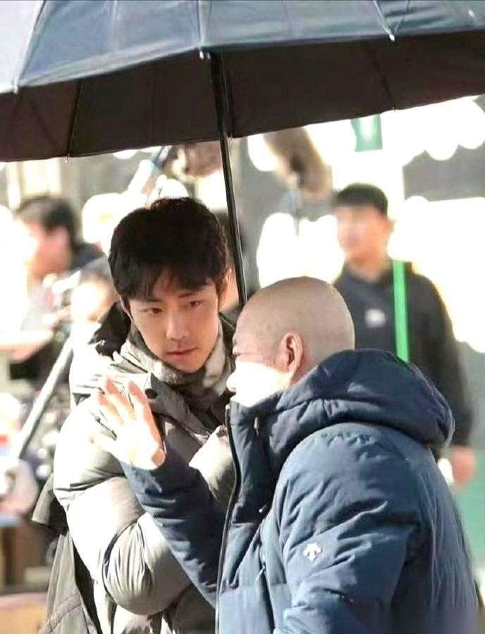 说真的，有时候觉得名利场就是个大染缸。有的人进去一年，眼神就浑了，身上那股子机