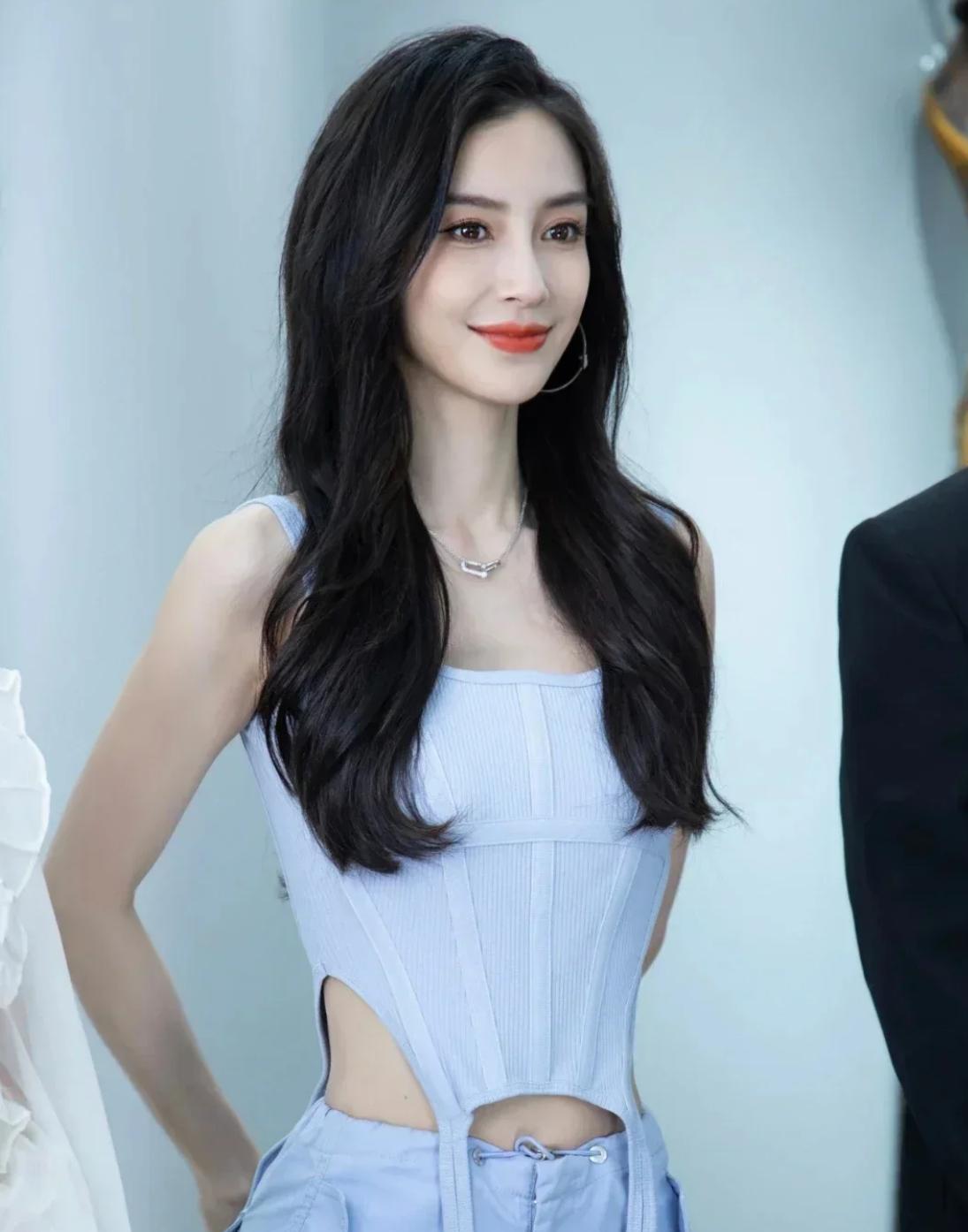 看来一段已经不好的婚姻结束是对的，离婚后的baby颜值没上限了，精致美得像个