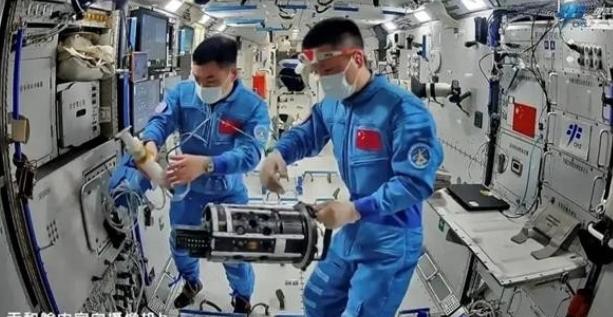 “空间站不许用中文！”美国曾拿这句话指责中国不守“国际惯例”。万万没想到，各国网