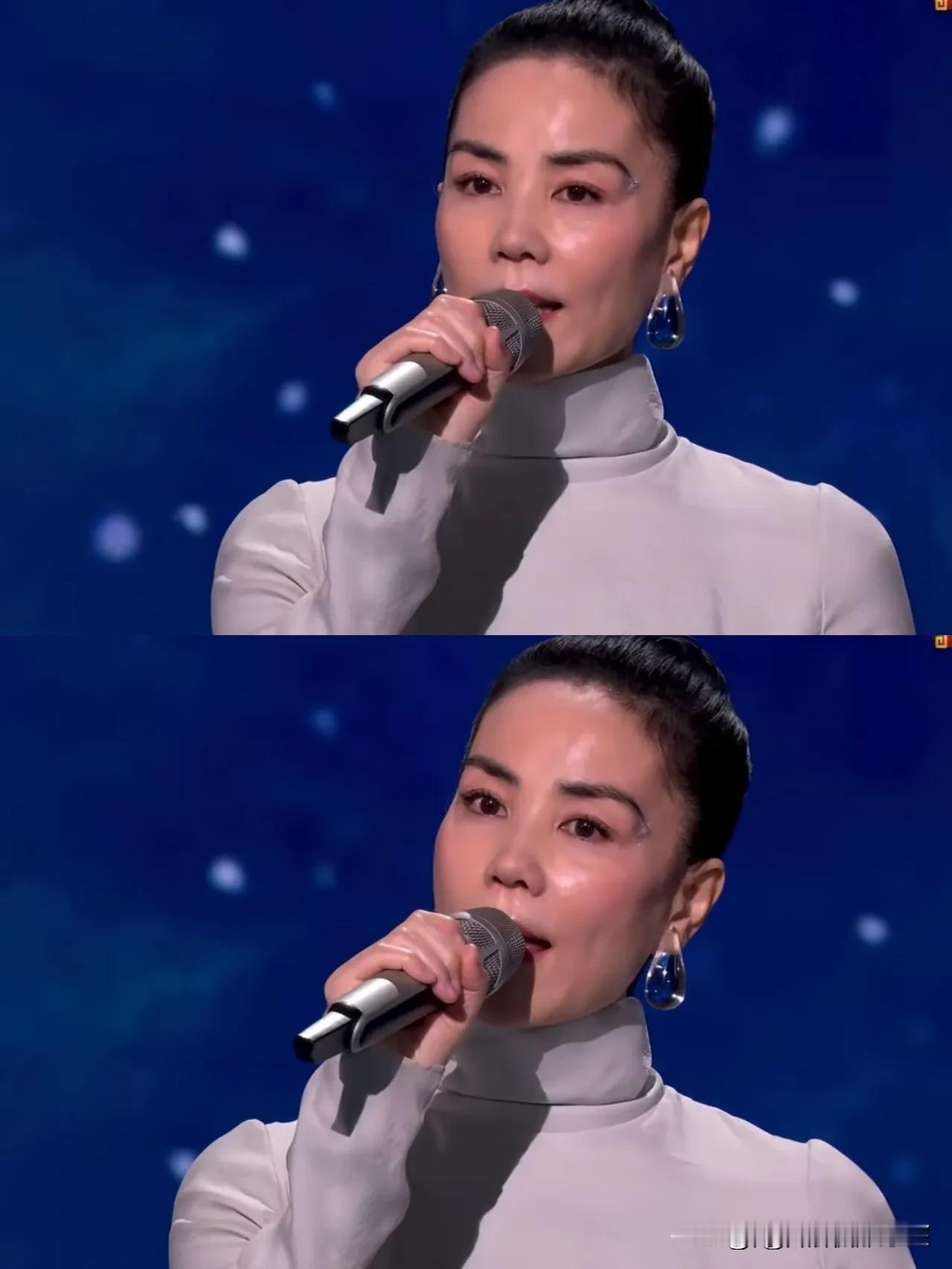 王菲今晚的歌，听完心里有点堵。谁都知道岁月不饶人，声音没那么透亮了，声线