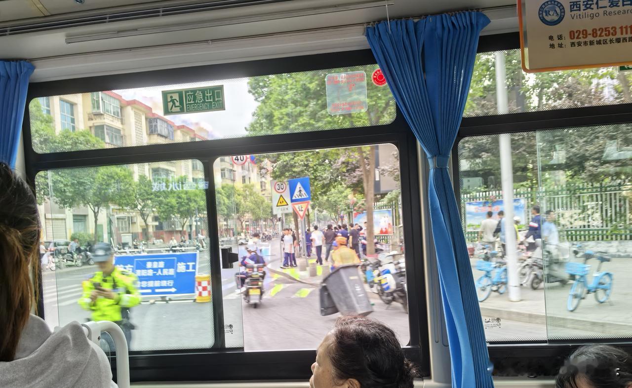 5月12日下午，路过咸阳市区一学校门口，看到许多学生穿着校服，穿过马路，向学校走