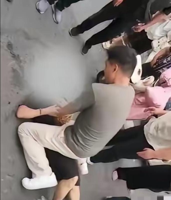 “太帅了！”江苏淮安，一名中年女子在超市门口突然仰面摔倒，四肢僵硬失去意识，围观