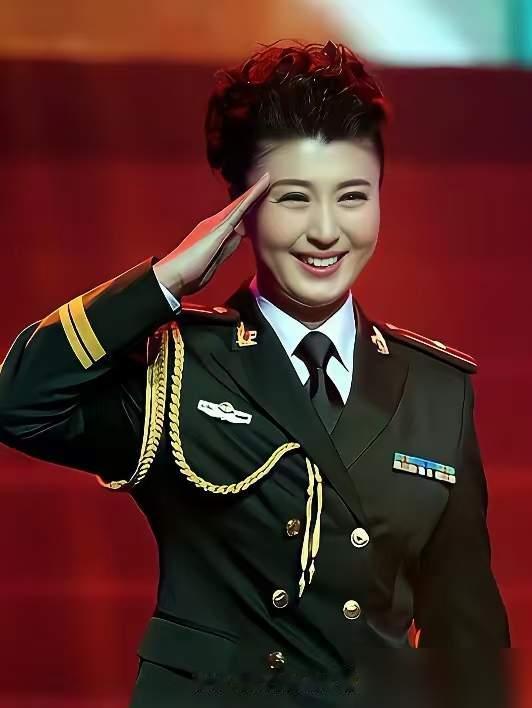 军衔造假疑云：闫学晶争议的事实厘清2025年末至2026年初，演员闫学晶因直