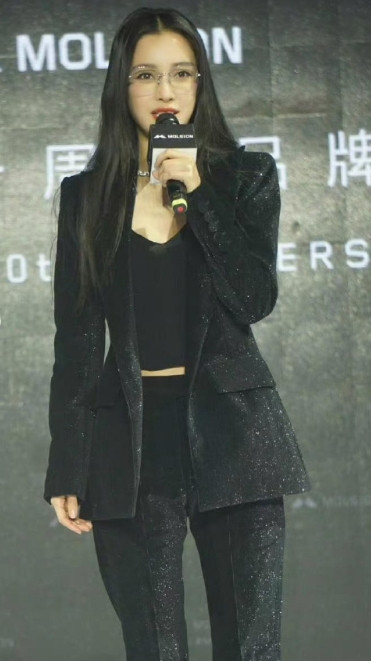 离婚后的杨颖开始装嫩了。