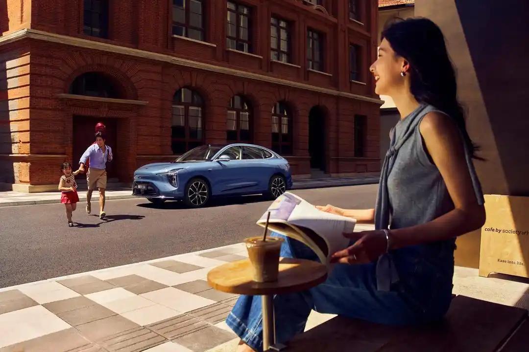 新智己LS6在家庭用户最关心的舒适性、驾控与安全品质等方面有领先表现。拥有90%