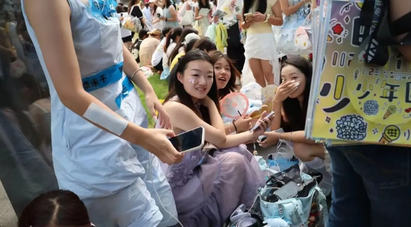 37℃的高温也无法阻挡时代少年团青少年粉丝们的狂欢上海各高铁站、飞机场都迎来