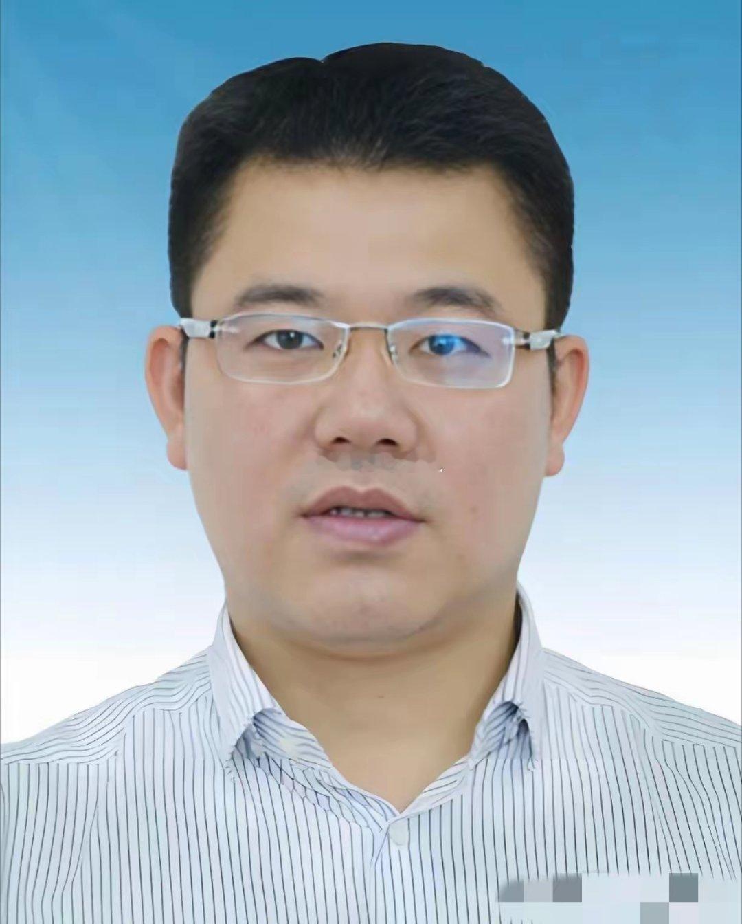 刷到邱凌被查的消息，真的挺唏嘘的。2004年毕业从基层干起，25岁镇长、27岁副