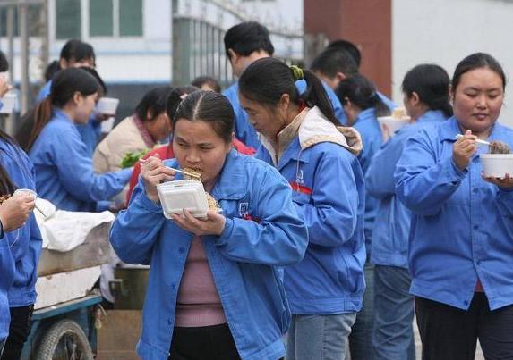 2026年全国两会，政协委员周世宏提交提案，建议废止劳务派遣制度，要求用工单位与