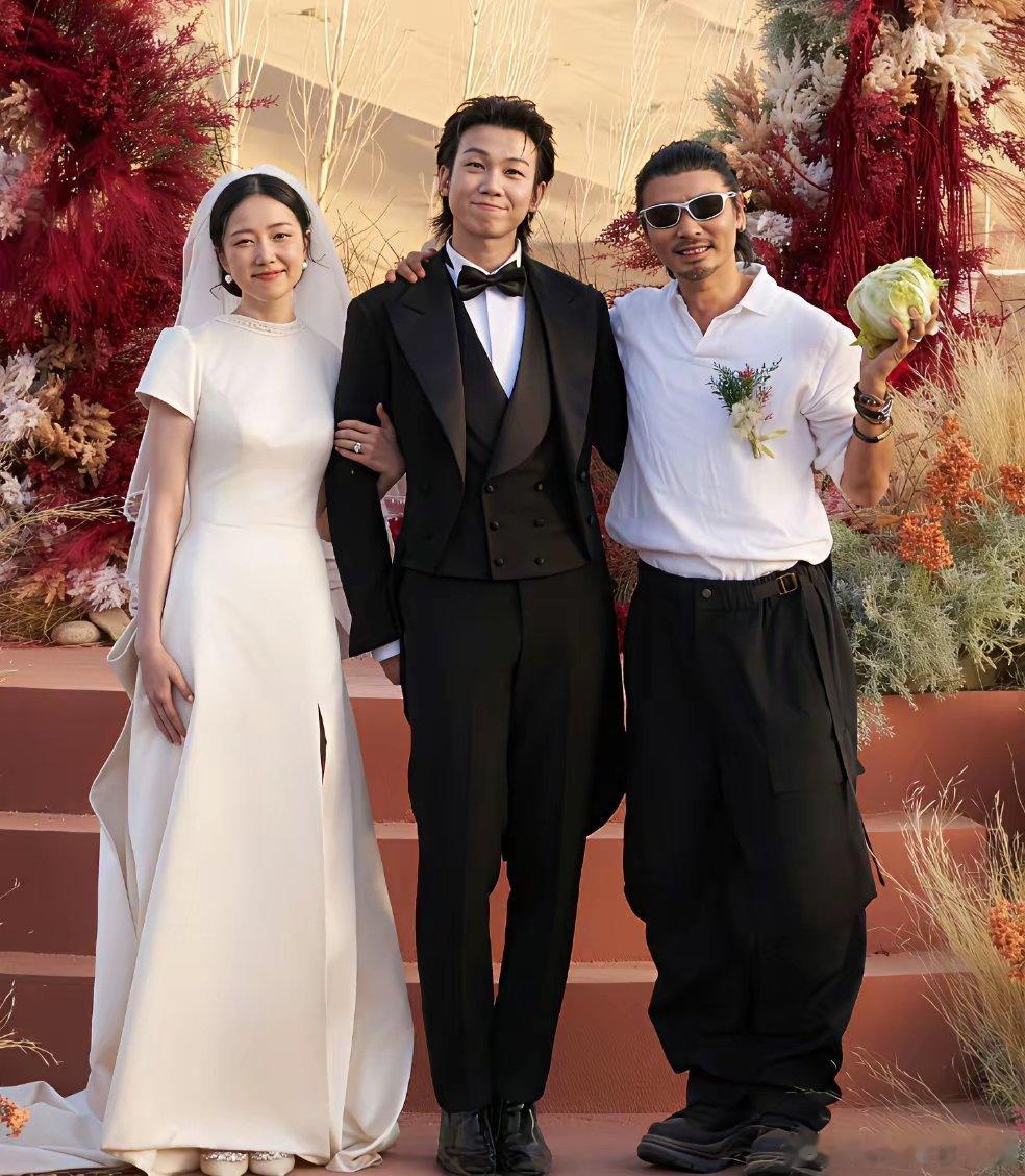 张晋蔡少芬参加白举纲的婚礼，他们关系好铁啊！李承铉、海泉也去了，他们的交情是因为