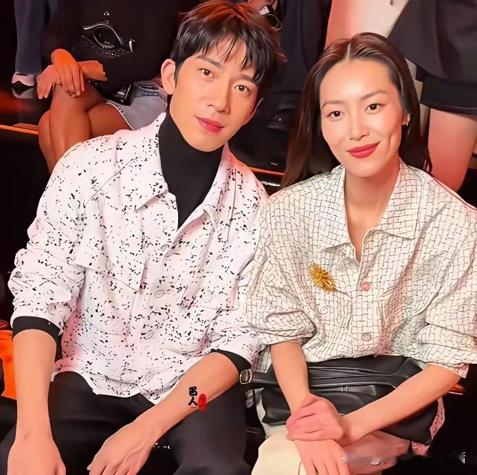 井柏然的两任女朋友长得都很漂亮，但是风格却截然不同。倪妮就属于那种光芒万丈的