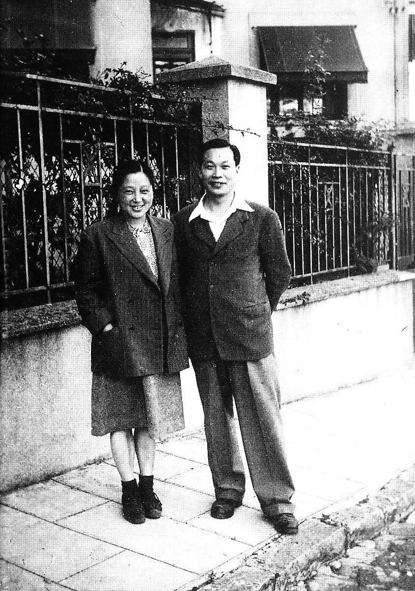 1982年的冬天，一对年过7旬的老夫妻，手挽着手出现在菜市场，老太太一丝不苟地蹲