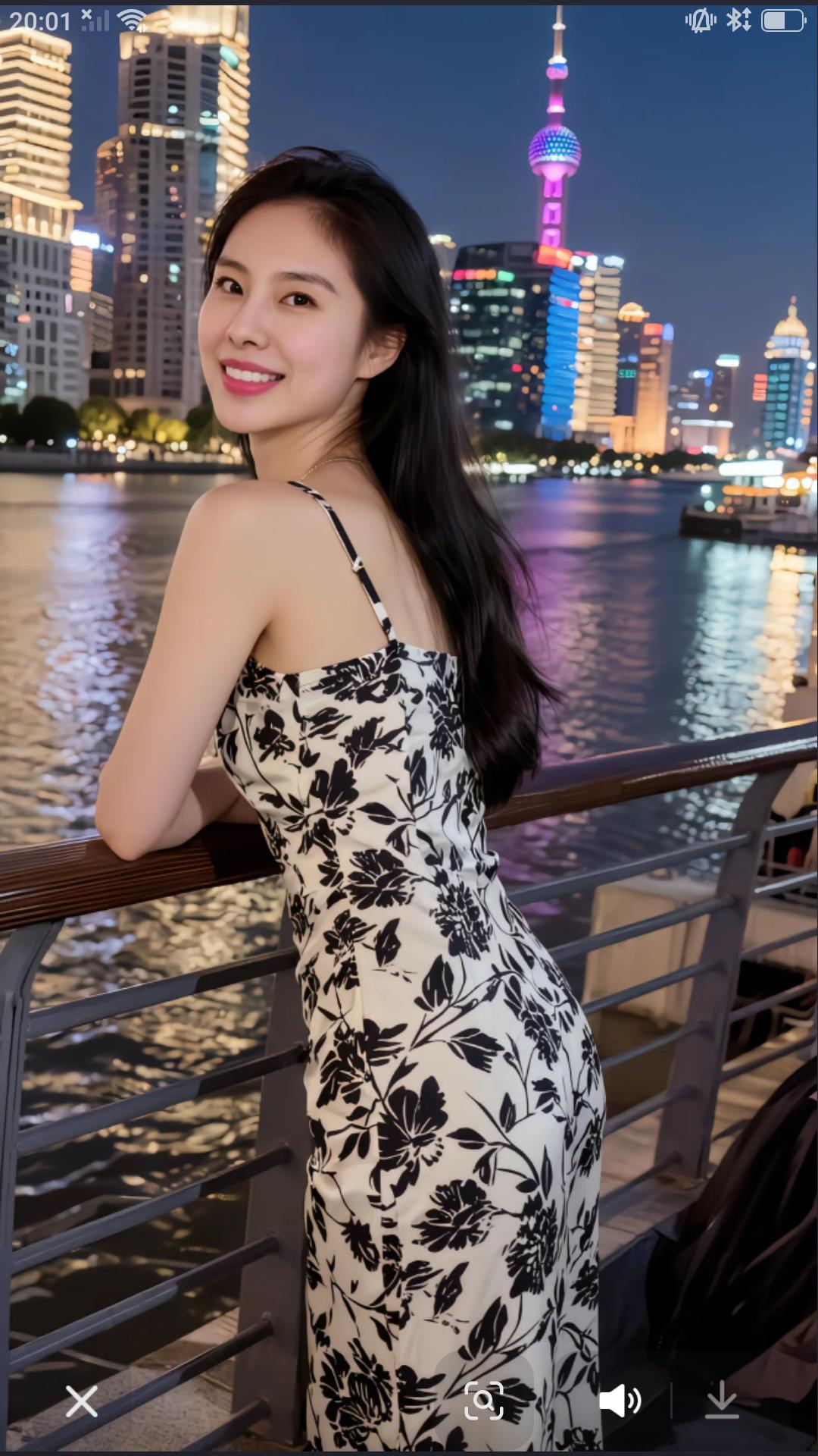 【老六王思雨越来越青春靓丽啦，夜晚的外滩灯光璀璨，长发披肩，一身碎花连衣裙，站在