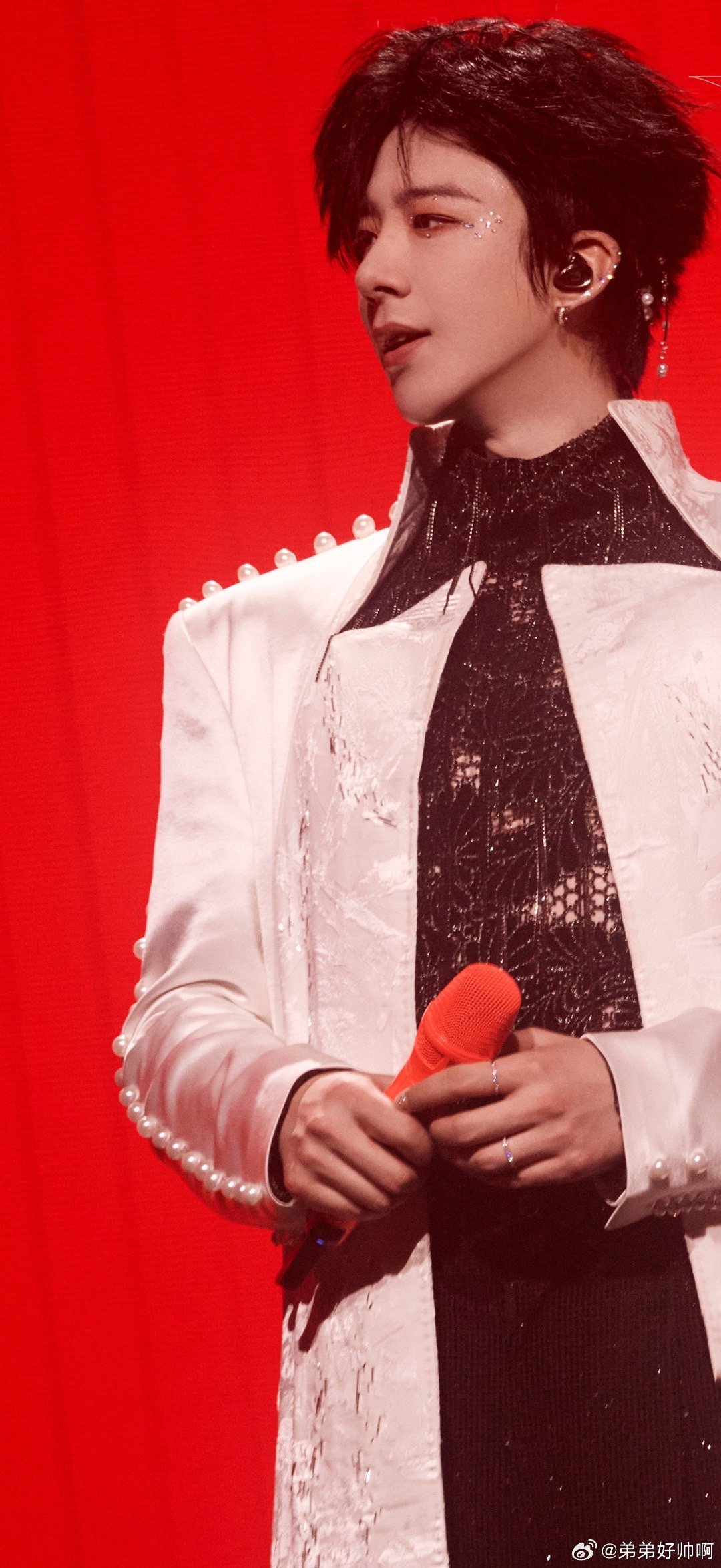 刘宇宁谁教你的这么会拍一边是板寸精英外冷内热的小贝，一边是镜头感满分温柔审美的