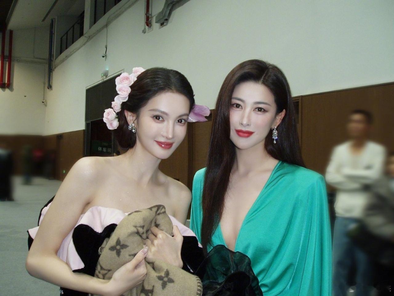 娱乐金晨晒VOGUE盛典合照金晨晒vogue合照金晨晒VOGUE盛典合照