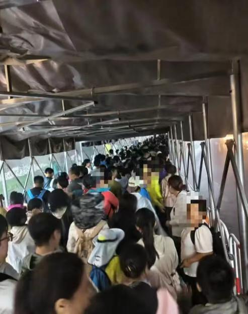 河南老君山，一辆旅行团大巴车登上了热搜，因为8个人迟到被导游丢下了，不过这一次却