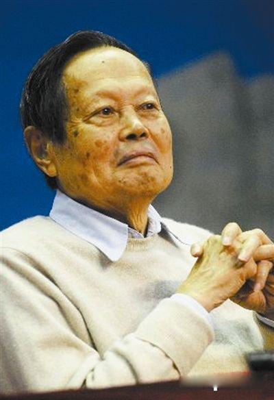 谈及中美教育差距时，杨振宁教授一语道出惊人言论！他说：“把孩子送到美国去接受教育