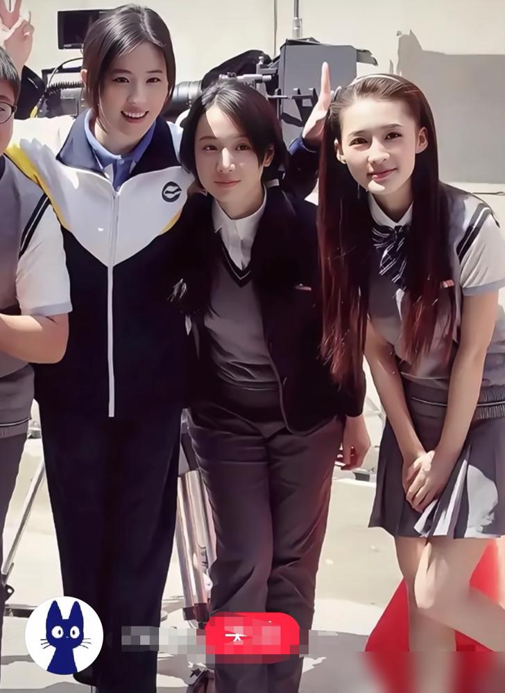 李沁和刘亦菲的旧照被扒出，谁能想到，这个一直被嘲“体寒”的姑娘，骨相竟然半点不输