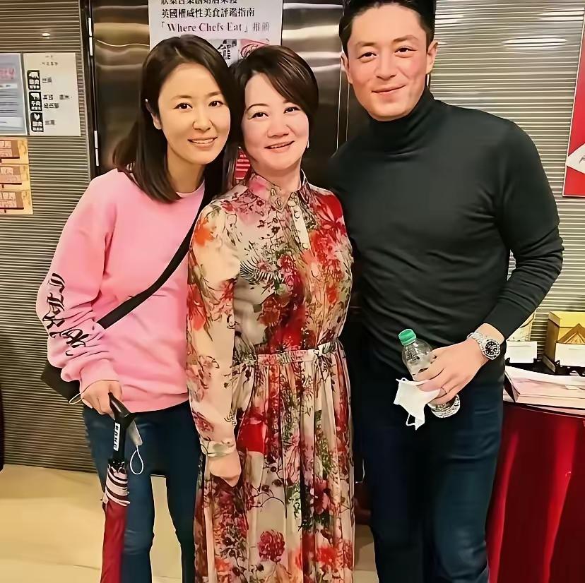 真正厉害的明星，早把生活过成自己的主场。台北深夜的餐厅里，林心如粉T牛仔配霍建华