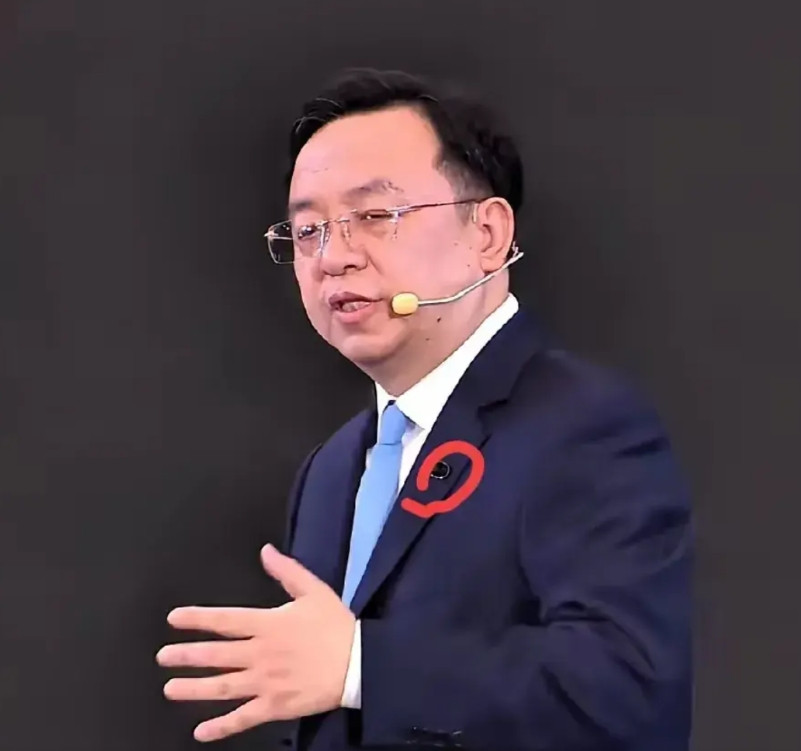 文章称近几日全网都在声讨王传福。客户方面：之前购买了比亚迪汽车的客户，抱怨王