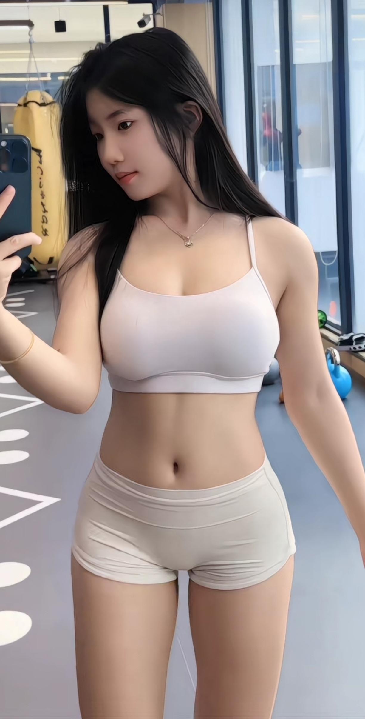 女孩在健身房锻炼后展现完美身材。