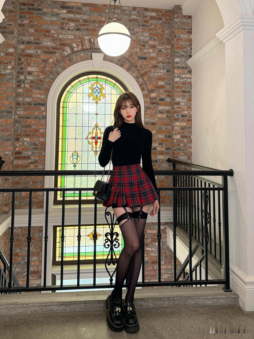 红黑格子裙，搭配黑色长袜和皮鞋，尽显优雅与时尚。穿搭女人怎样穿搭，更显气质气