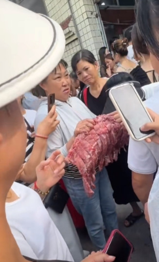 “严查到底！”给学生吃臭肉、臭排骨，老师吃好肉！6月23日，四川一小学食堂给孩子