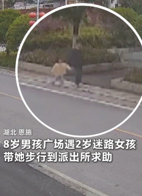 火到央视新闻了！湖北恩施，一8岁男孩在去广场找妈妈的途中，细心发现马路上有一名2