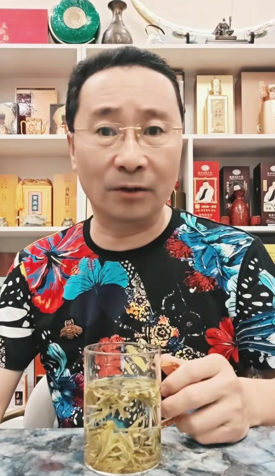 5天前，上海滑稽演员小翁双杰在个人短视频里侃侃而谈，第一次见到他如此谈吐文雅，颇