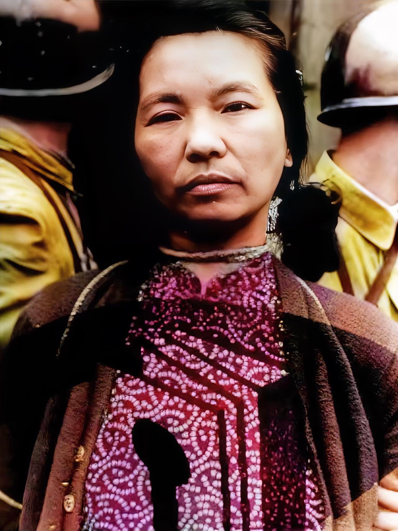 1950年6月10日，台北马场町刑场寒意肃杀。朱枫身着绿色碎花双绉旗袍，外罩深蓝