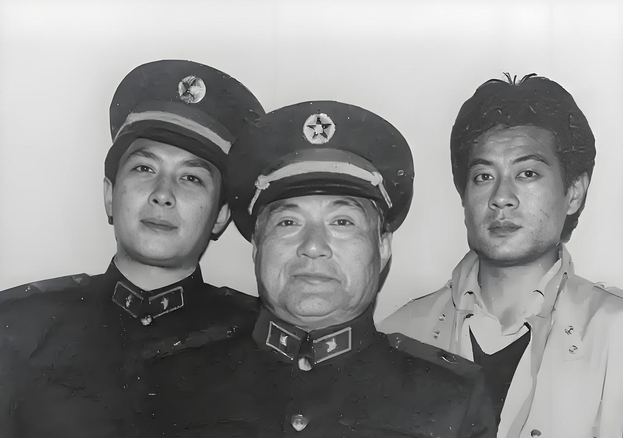 画面中的三位男士，都是当今演艺界，赫赫有名的影视明星。而且，曾经都是著名的军旅艺
