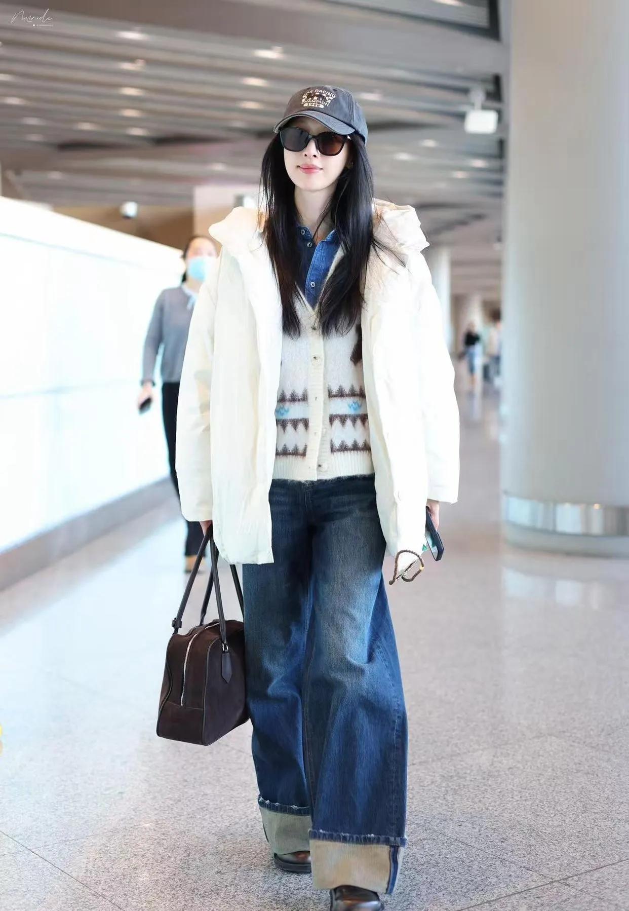 张俪的羽绒服叠穿，教科书级别示范！把普通羽绒服穿得这么时髦，张俪是真有一套