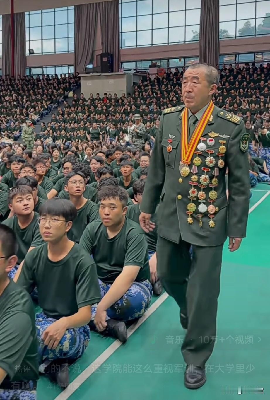 满身军功章的一级军士长这一课送给云南工商学院军训新生。别的不说，这学院能这么