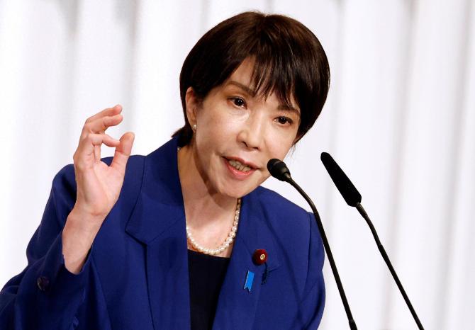 高市早苗火急火燎跑去韩国攀亲戚，没成想李在明直接给她办了场“葬礼”。这出轰轰烈烈