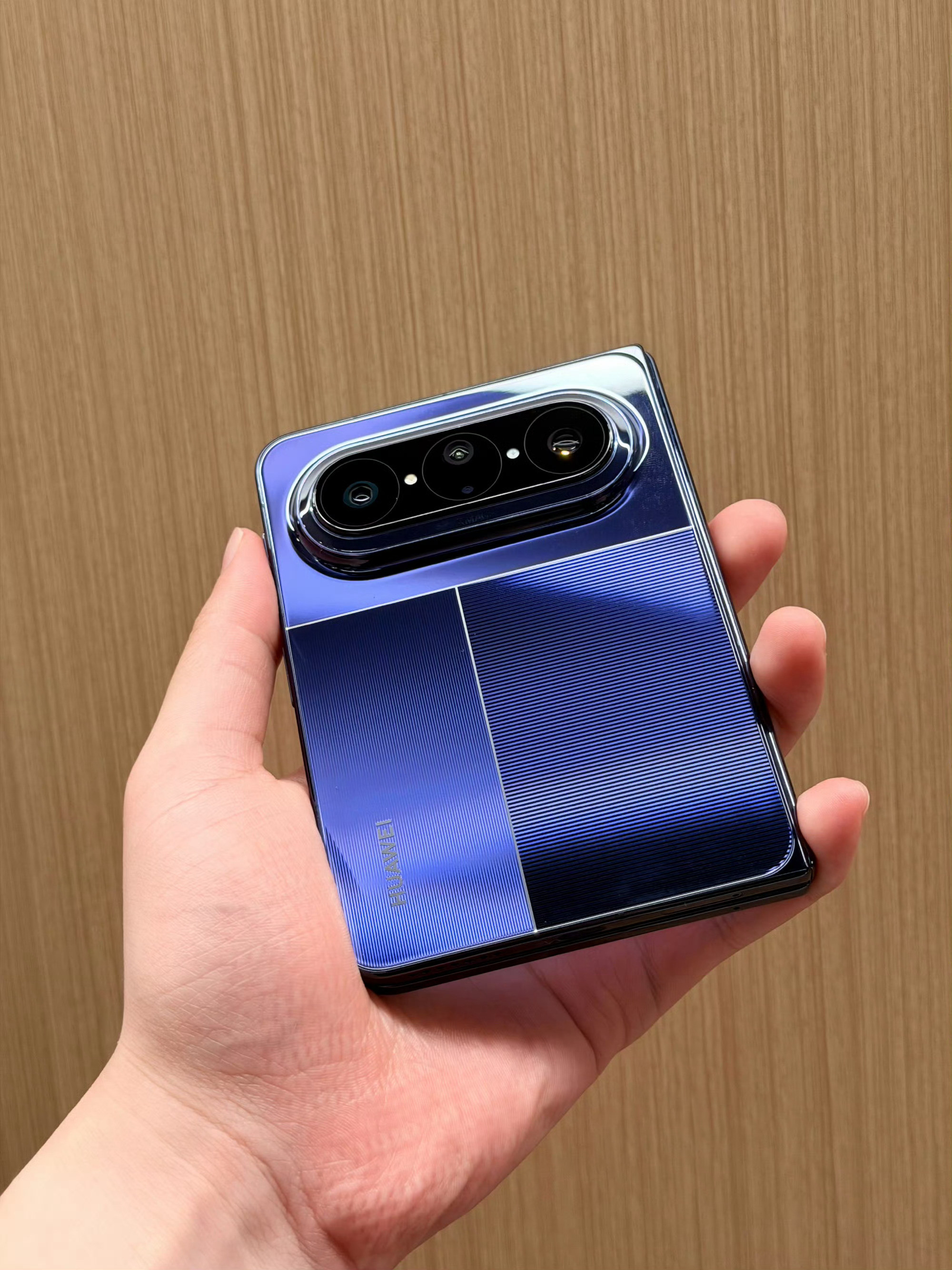 第一时间上手了华为PuraXMax！这款大阔折折叠状态下单手操作也不是很费劲