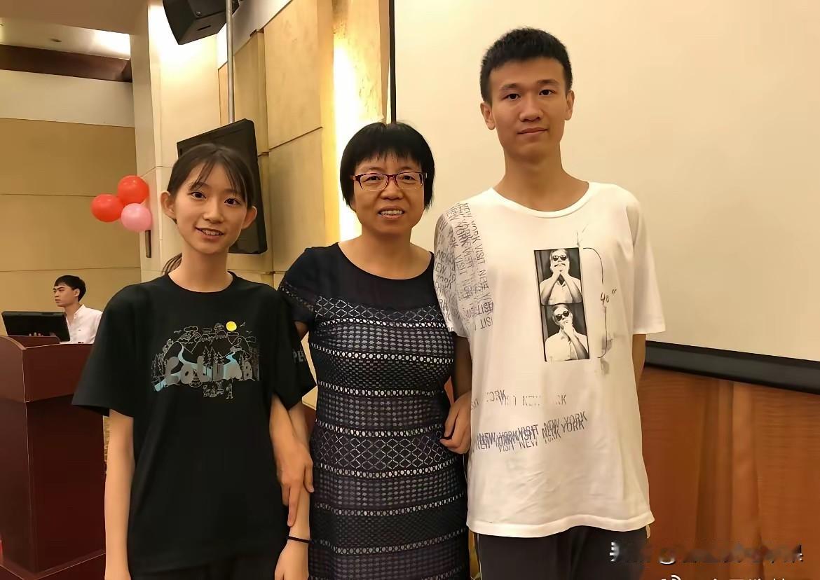 同样三个人，相隔八年合照。