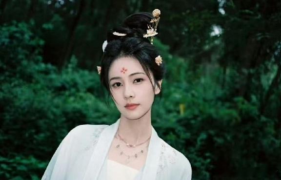 其实明眼人都看得出来，白鹿这波被黑，就是被资本做局了，咱们真的得带点自己的判