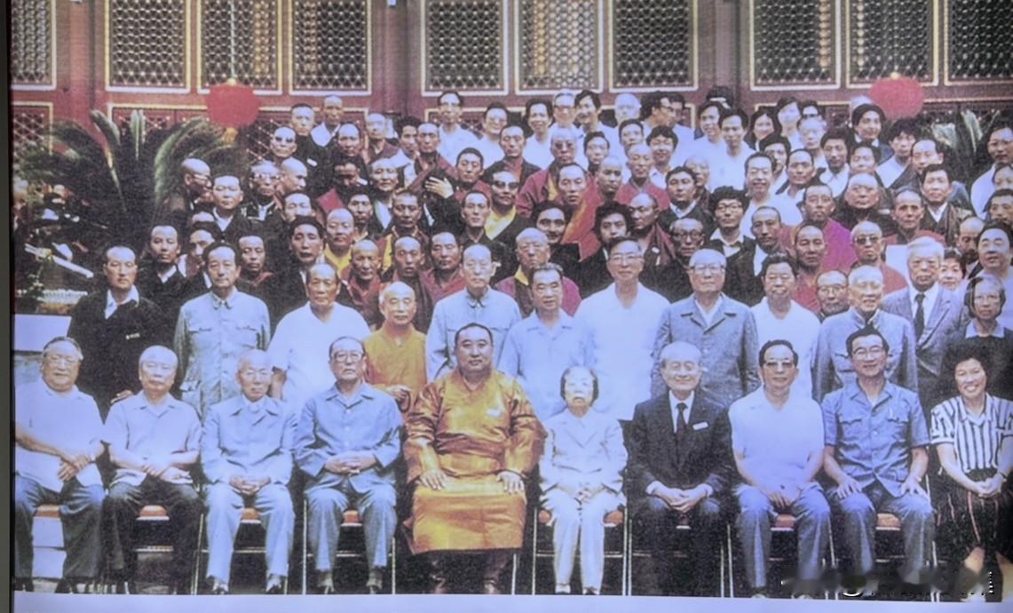 1987年9月1日，中国藏语系高级佛学院在北京西黄寺正式成立，赵朴初和十世班禅与