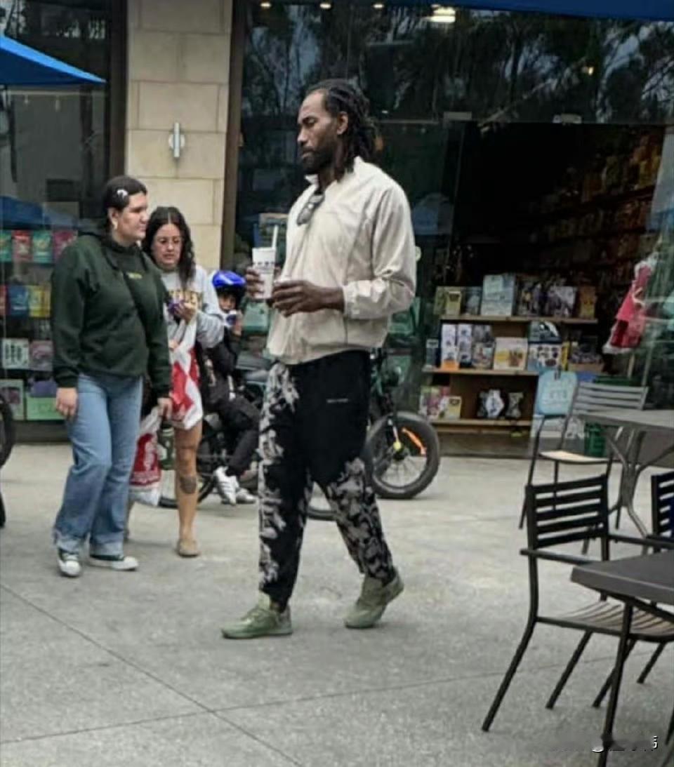 绝了！球迷偶遇正在逛街的伦纳德，直言看起来就像是一个流浪汉！如果你在路上看到
