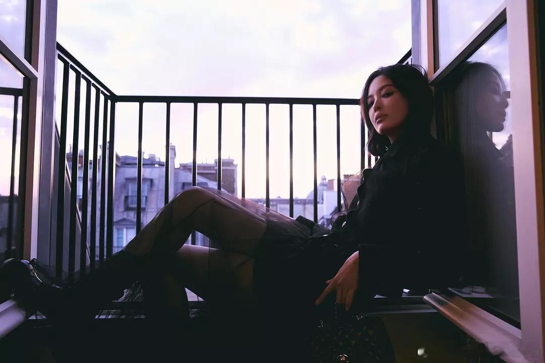 香奈儿品牌形象大使CHANEL2025/26秋冬高级成衣系列闪亮斜纹软呢外套与
