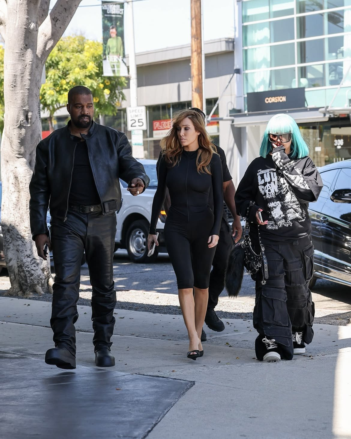 侃爷KanyeWest一家出门逛街买衣服：/KanyeWest