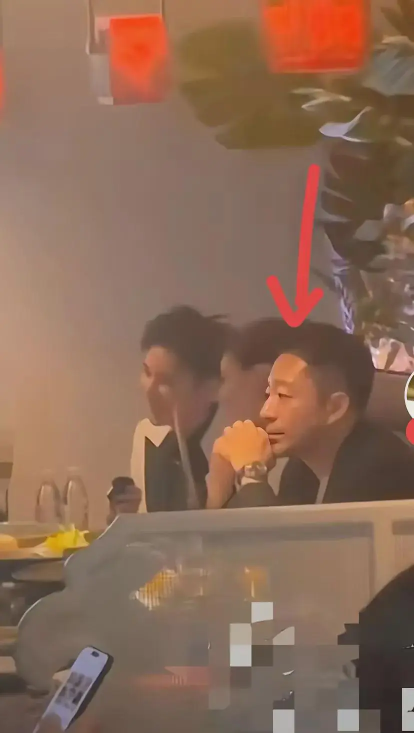 汪小菲再也不秀恩爱了，连吃饭都是心事重重的样子。旁边的马小姐跟旁边的男孩子聊得