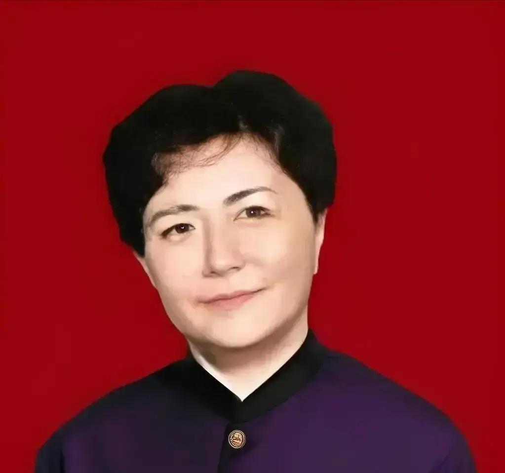 大姐把房让出来那天，宋丹丹抱着7岁巴图直接入住。房子在海淀，三室没电梯。宋萤萤把