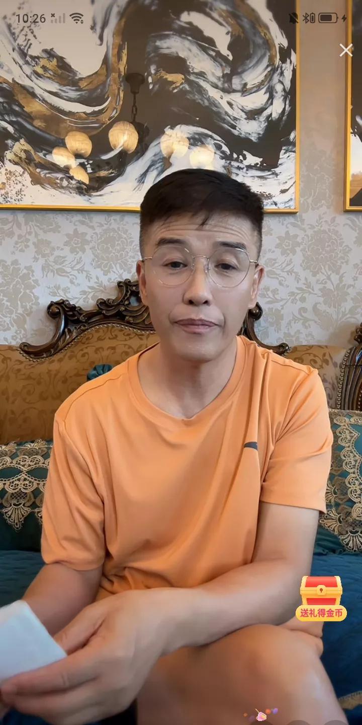 今天上午二人转演员关小平再次开启直播准备带货，没想到直播间里王亮粉丝飘屏大骂关小